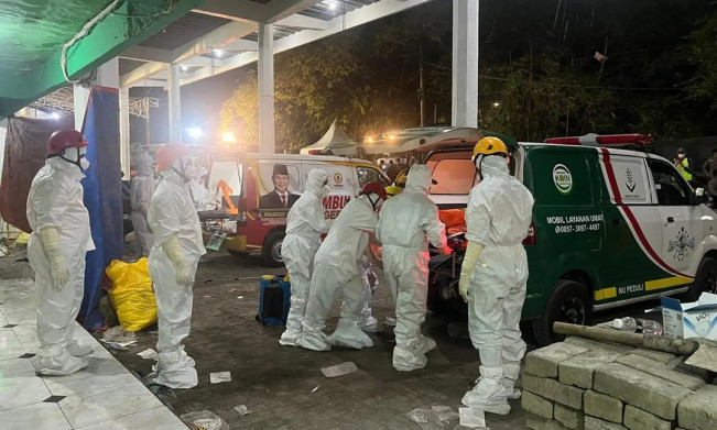 Tim gabungan memasukan kantong berisi jenazah korban ambruknya musala Ponpes Al Khozin Sidoarjo, Jawa Timur, ke ambulans. [Dok. BNPB]